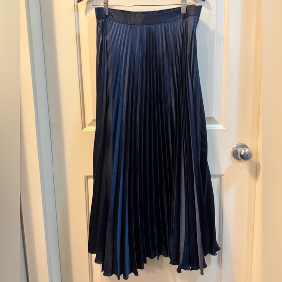 NWT Abercrombie & Fitch Luxe Navy Satin Pleated Midi Skirt – Medium - Picture 2 of 7